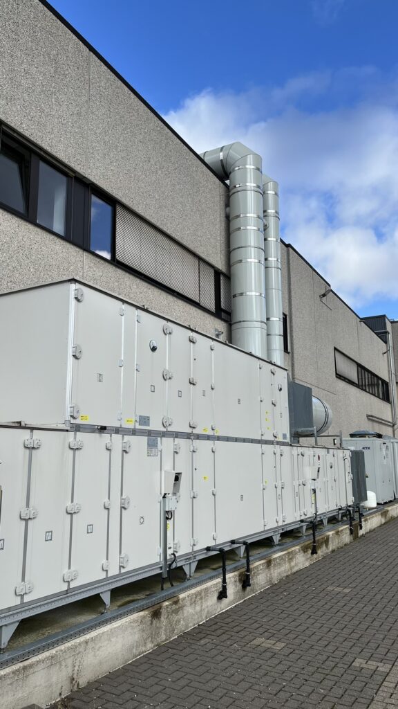 Schneider Electric Klimatechnik Außeneinheit.